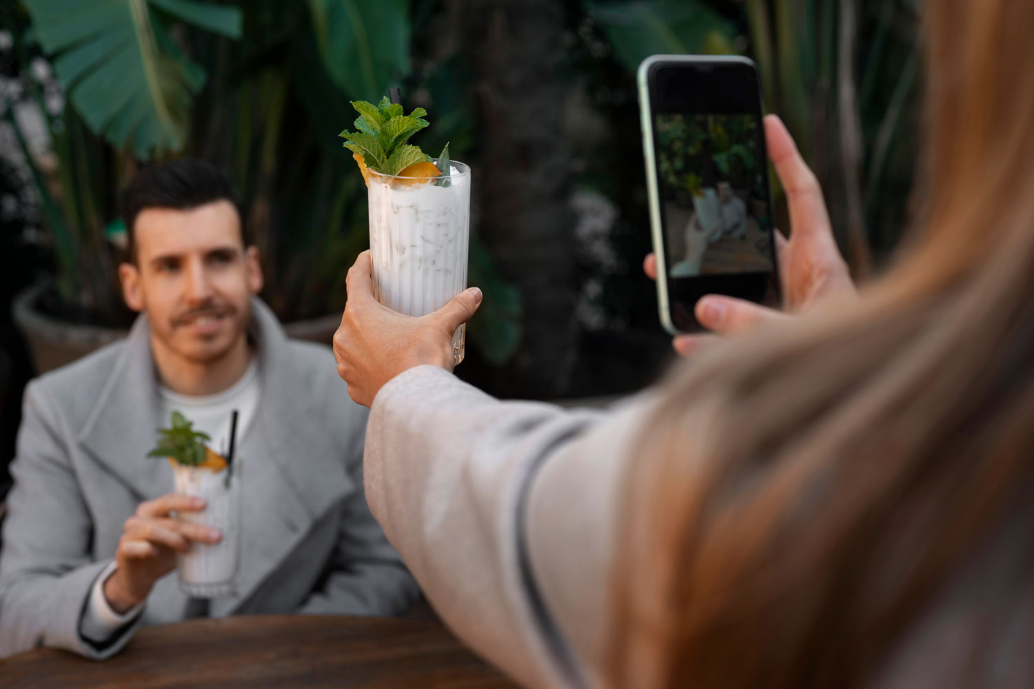 blog-mobile-videos-view-couple-with-cocktail