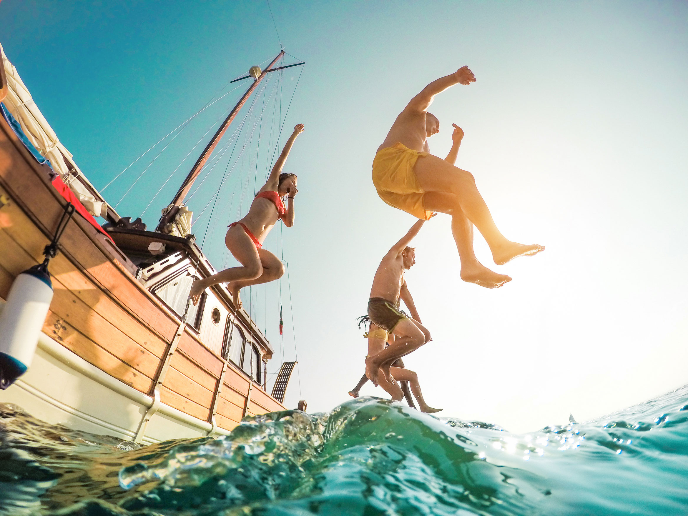 storytelling-travellers-yacht-swimming storytelling-travellers-yacht-swimming